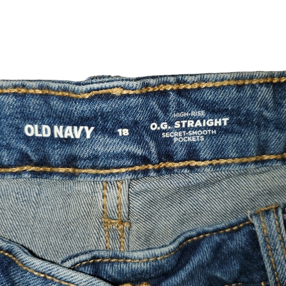 Old Navy Women's Plus Size High Rise O.G Straight Denim Cut Off Shorts - Picture 2 of 6